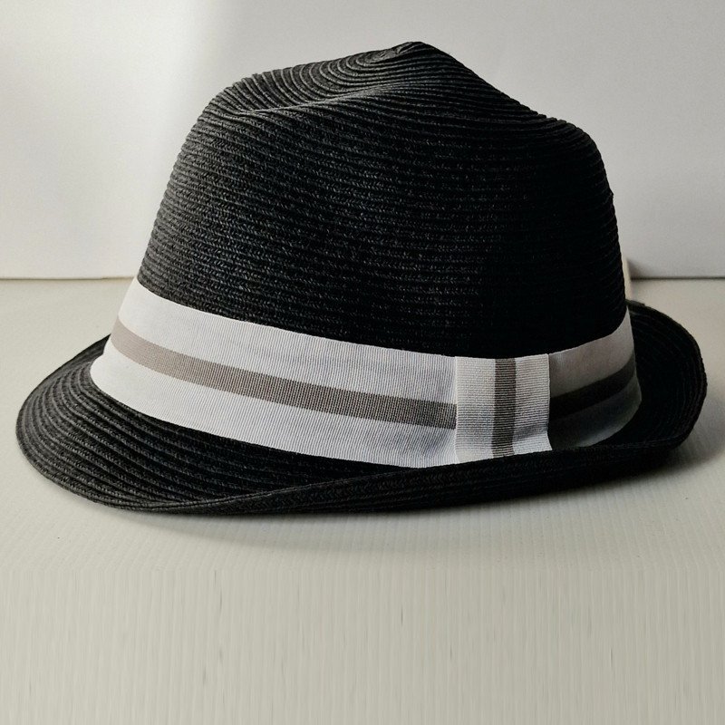 Cappello Fedora Nero con Banda a Strisce Bianche e Grigie