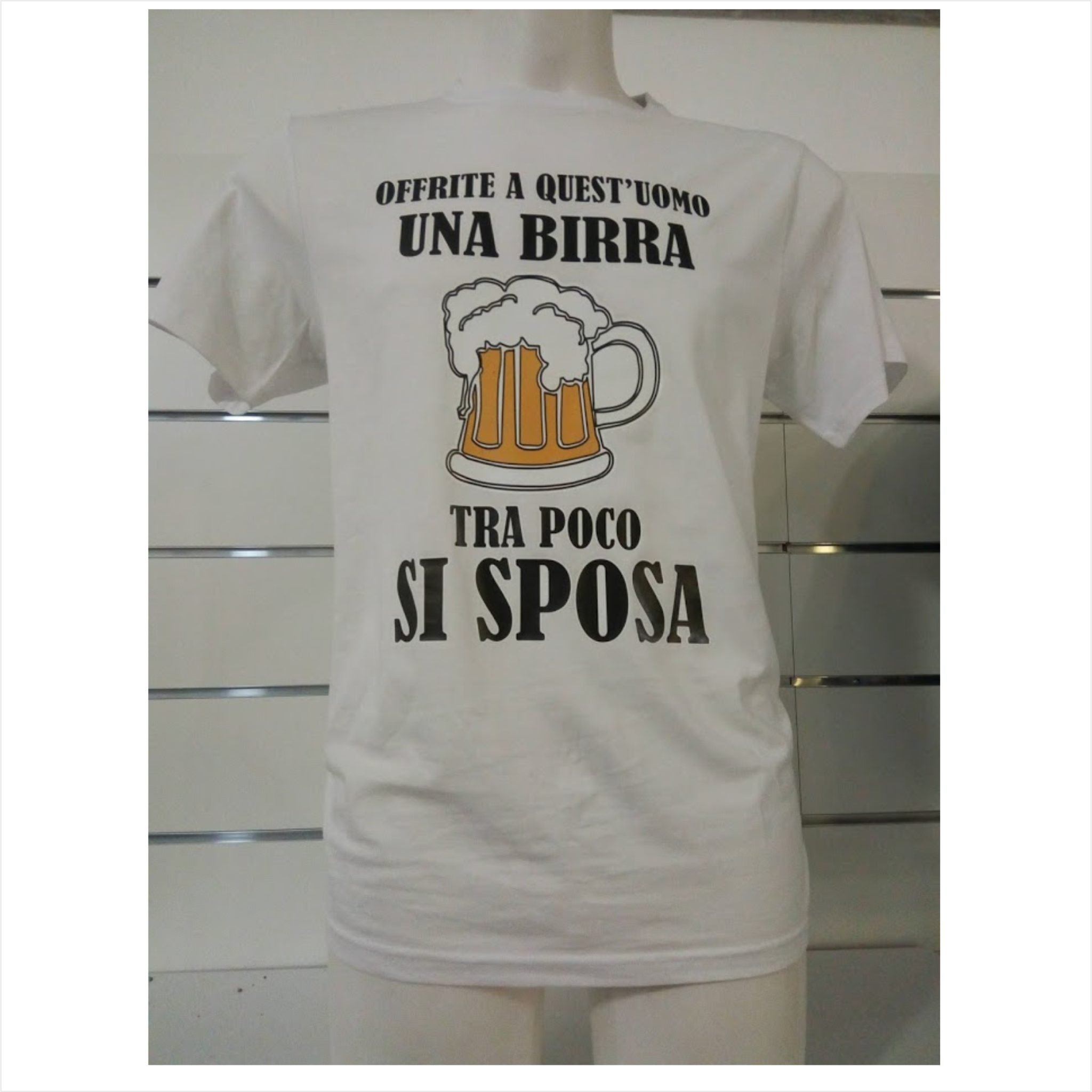 T-Shirt Simpatica Offrite a Quest'uomo Una Birra