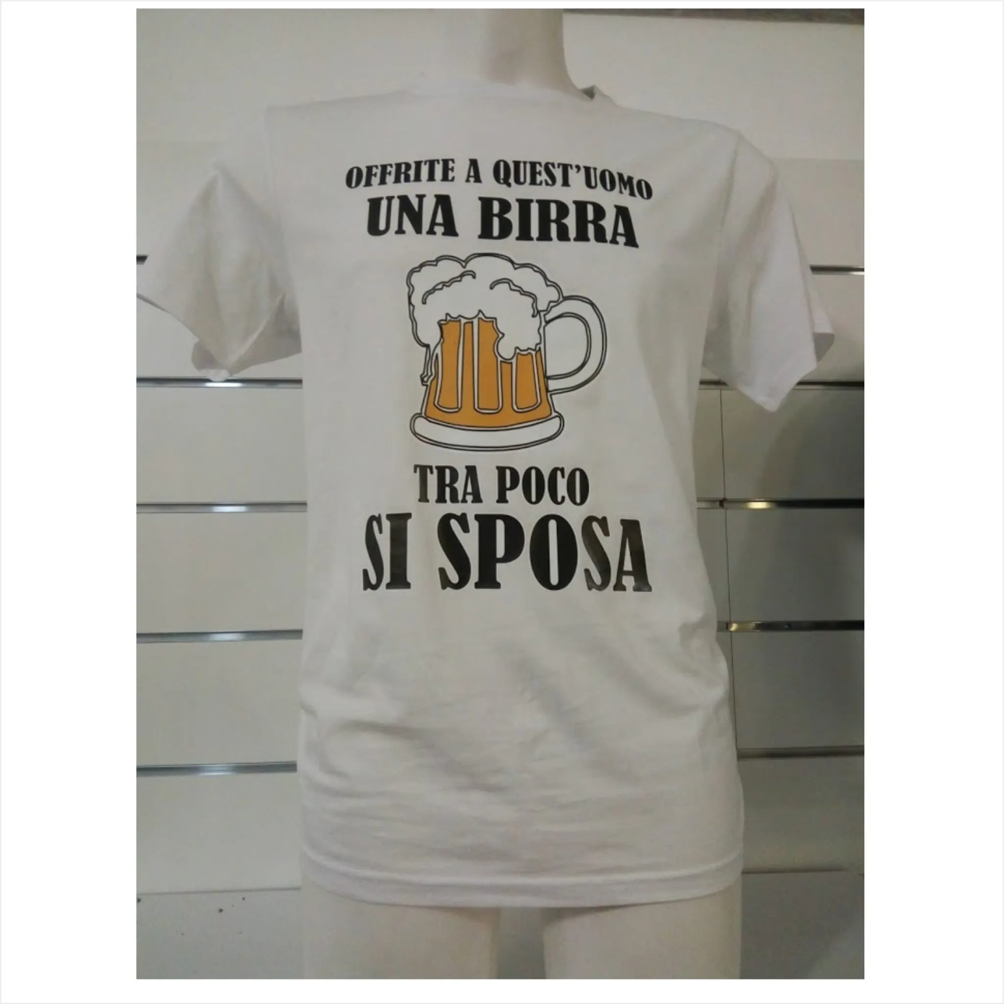 T-Shirt Simpatica Offrite a Quest'uomo Una Birra
