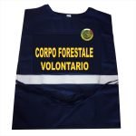 La casacca o pettorina Corpo Forestale volontario è un elemento essenziale dell’uniforme per chi svolge questo ruolo. Ecco alcune caratteristiche tipiche: